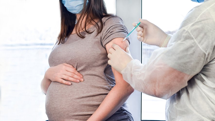 Les chercheurs pensent que cette protection vient notamment d'un transfert d'anticorps contre le virus entre une mère enceinte et son bébé, via le placenta.