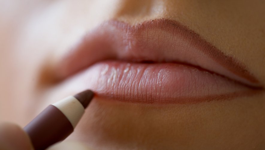 Sur TikTok, le crayon à sourcils s'est transformé en lipstick.