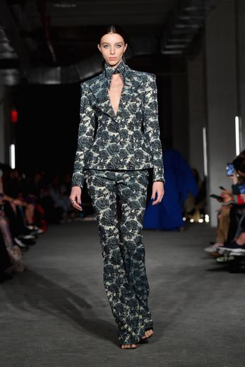 Un tailleur-pantalon présenté par Christian Siriano lors de la Fashion Week de New York, en février 2022.