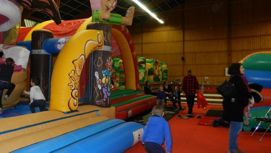La salle des fêtes de Treize-Pierres accueille différents jeux pour enfants pendant les vacances