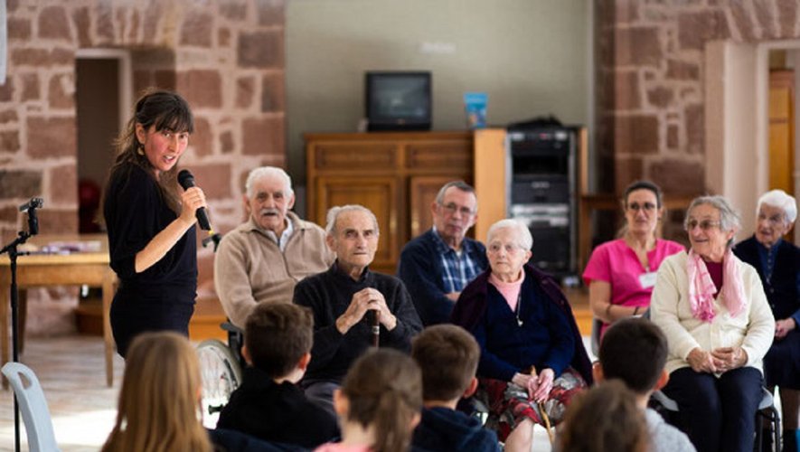 Quand personnes âgées et des enfants se retrouvent autour d’ateliers de discussion en français et occitan pour évoquer leurs rêves,leurs souvenirs et construire des nouveaux imaginaires.