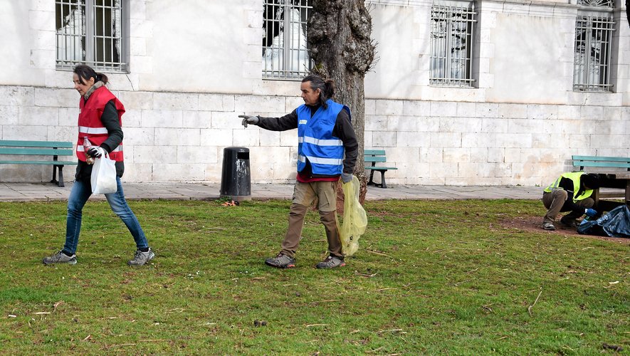 Après Layoule, les citoyens bénévoles ont nettoyé les squares de Rodez. 