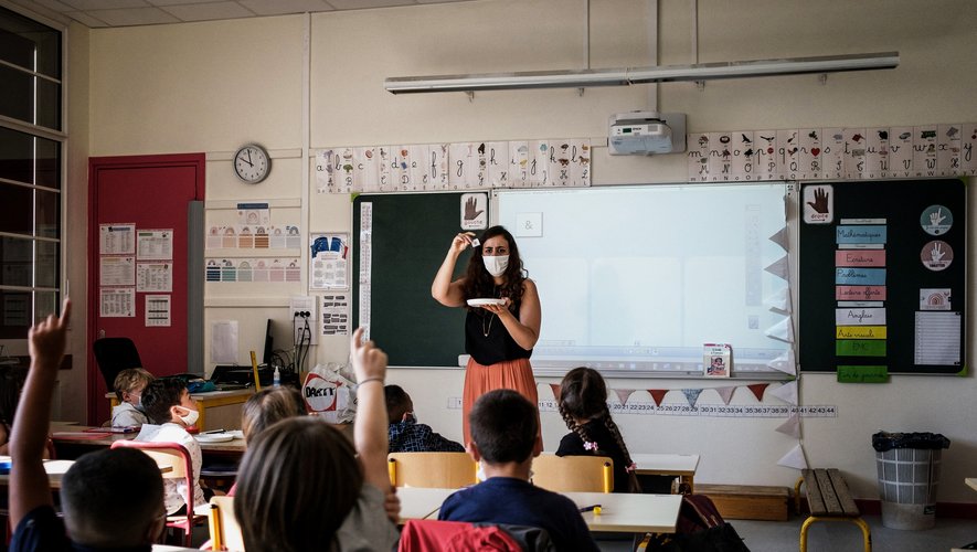 La fin du masque en salle de classe? Le ministre de l'Education a évoqué cette hypothèse: les enfants devraient "très vraisemblablement" pouvoir enlever le masque en intérieur à l'école "avant la fin de l'année scolaire".