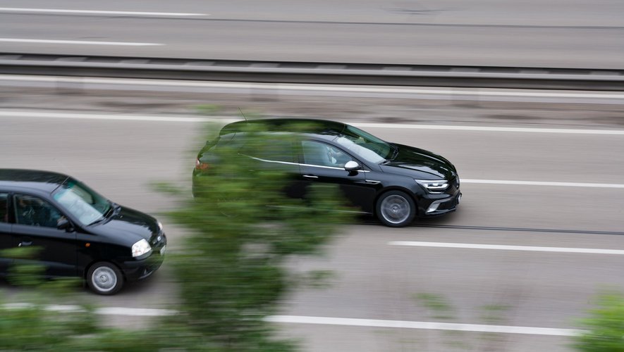 La force des voitures-radars, très discrètes, est de pouvoir contrôler la vitesse tout en étant insérées dans le flot de circulation.
