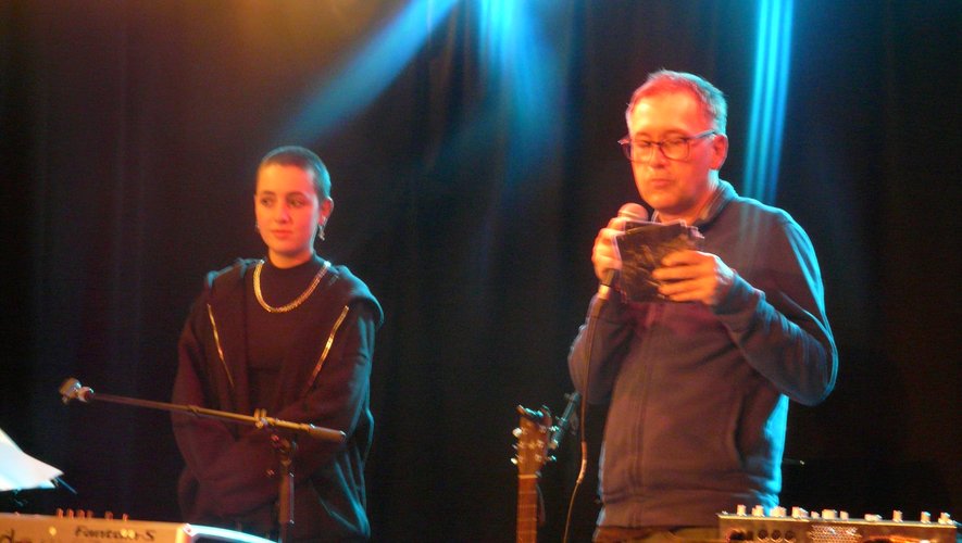 Lison avec son imprésario Florent Wiorowski présentant son LP, après son concert