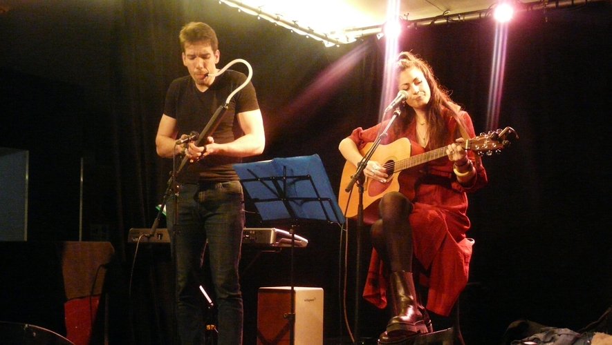 Caroline à la guitare et Hugo au mélodica, un style folk apprécié du public