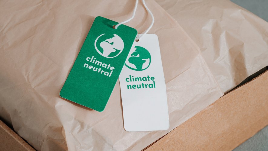 Faut-il croire les marques et les entreprises lorsqu'elles nous parlent de "neutralité" ou de "compensation carbone" ?
