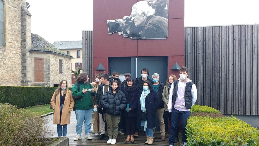 Les lycéens devant le musée Georges-Rouquier.