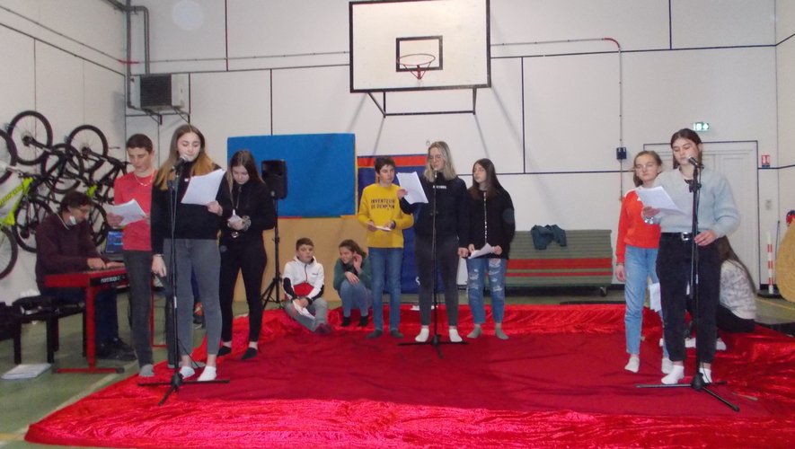 Ils Mettent Les étudiants Au Travail 8 Lettres Théâtre autour de Roméo et Juliette - centrepresseaveyron.fr