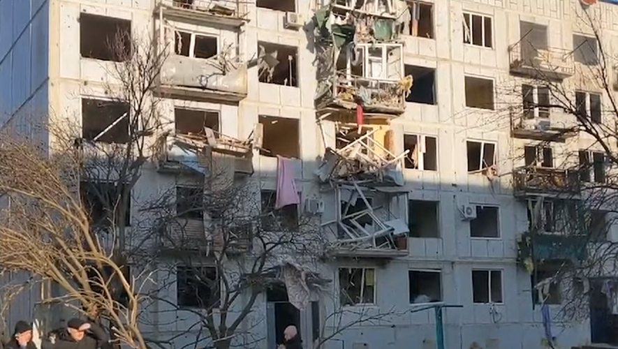 Un immeuble civil touché par un missile dans une ville ukrainienne frontalière avec la Russie.