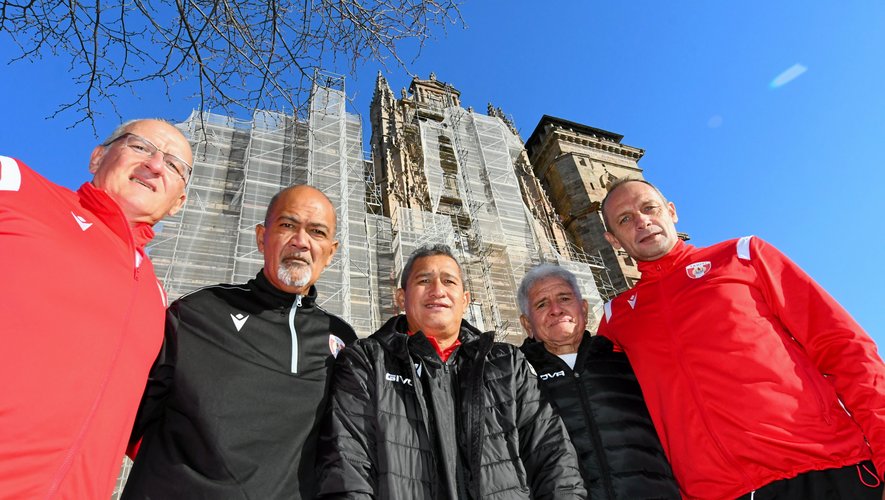 Samuel Garcia (à droite) et le staff de la sélection tahitienne devant la cathédrale de Rodez.