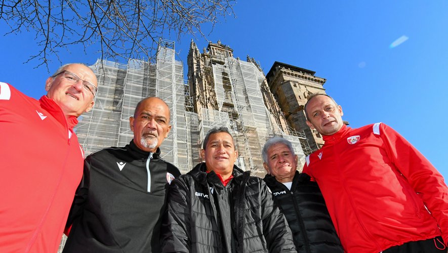 Samuel Garcia (à droite) et le staff de la sélection tahitienne devant la cathédrale de Rodez.