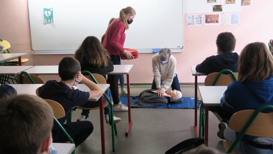 Les élèves découvrent l’utilisation d’un défibrillateur