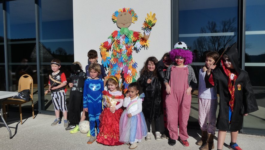 Le groupe d’enfants devant M. Carnaval.
