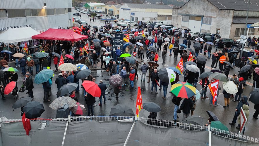 Une mobilisation sous la pluie devant le site de la Sam à Viviez ce mercredi.