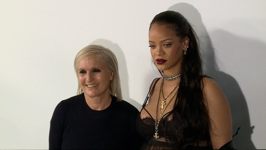 Rihanna et Maria Grazia Chiuri lors du défilé Dior à la Fashion Week de Paris.