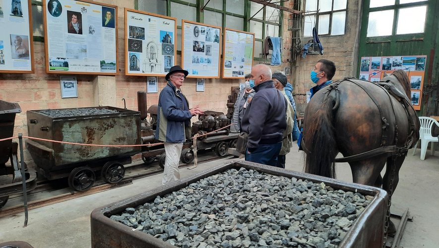 René Tomczak explique le riche passé industriel du Bassinà un groupe de visiteurs.