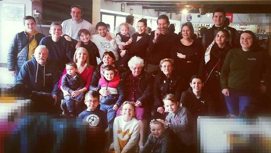 Assunta De Marco avec sa famille pour ses 100 ans.