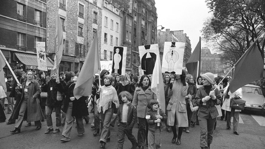 25 novembre 1972 : un millier de femmes, rejointes par quelques hommes, participent à une manifestation organisée par le Mouvement de libération des femmes pour réclamer "l'avortement et la contraception libres et gratuits".