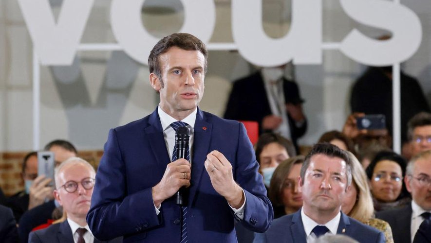 Emmanuel Macron, lors de son premier déplacement de campagne en tant que candidat à l'élection présidentielle, lundi 7 mars, à Poissy (Yvelines).