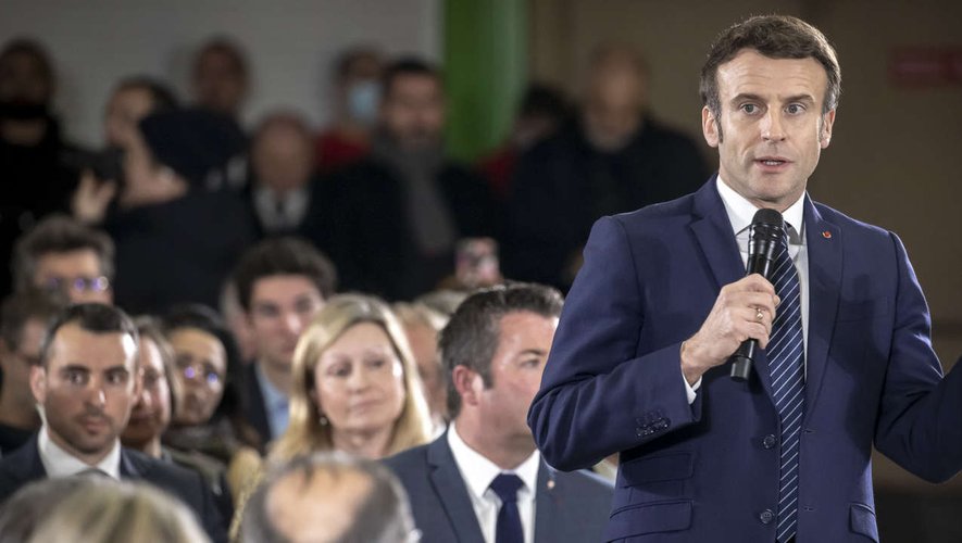 Emmanuel Macron s'est engagé lundi 7 mars, s'il est réélu, à tripler le plafond de la "prime Macron" qui permet jusqu'ici aux entreprises de verser jusqu'à 1 000 € sans charge ni impôt.