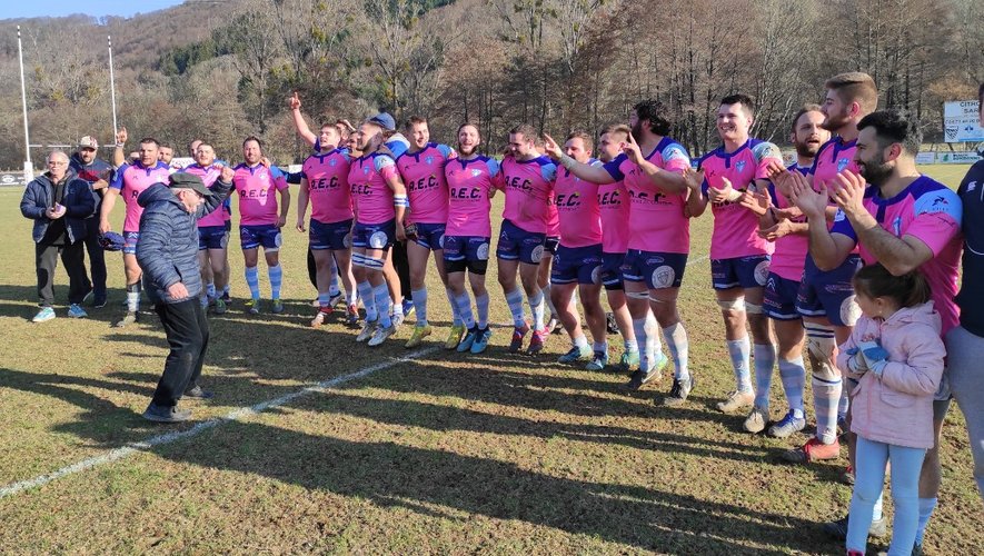 Comme couleur du maillot que leur a offert la fédération, les rugbymen du Bassin ont choisi le rose du Stade Français .