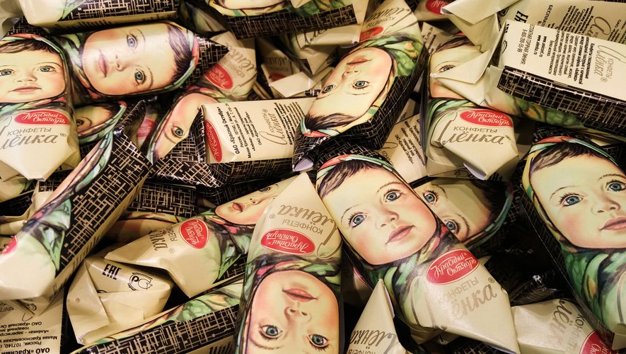 Le chocolat Alenka a gagné sa popularité en Russie avec son emballage emblématique représentant une petite fille vêtue d'un fichu.