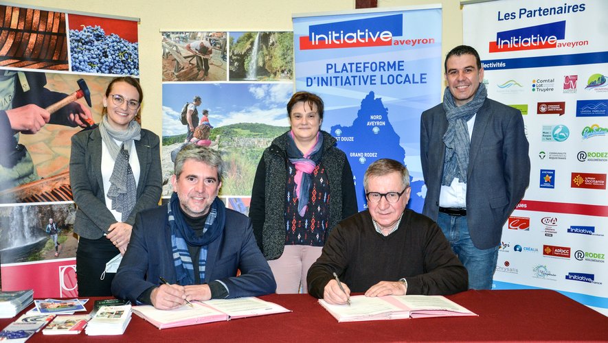 Davy Lagrange (vice-président de la CCCM) et Guy Cayssials (président d’Initiative Aveyron) ont paraphé cette convention de partenariat.