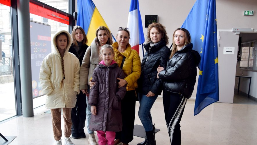 Les trois premières familles ukrainiennes, avec leurs hôtes, en mairie de Rodez.
