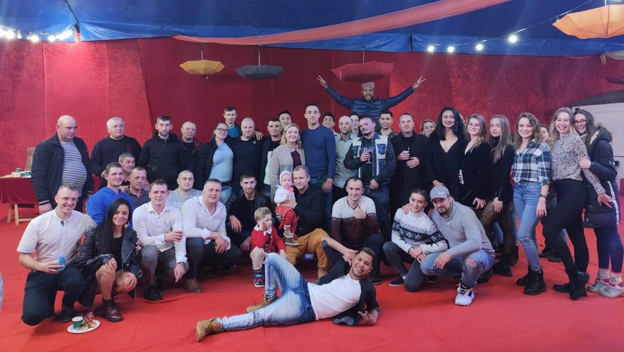 Stéphan Gistau  ici entouré d’artistes ukrainiens et russes, le soir de Noël dernier, lors du festival international du cirque à Marseille.