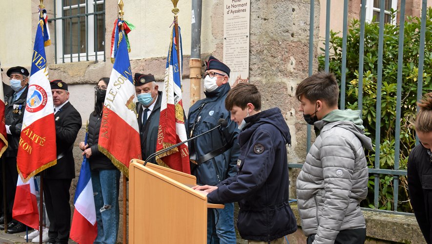 La cérémonie s'est déroulé devant le médaillon de Jean-Moulin, à Rodez. 