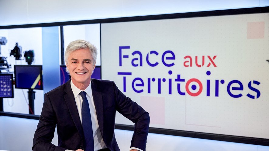 Exclusif - Cyril Viguier en séance photo pour sa nouvelle émission "Face aux Territoires" dans les studios de TV5 Monde à Paris