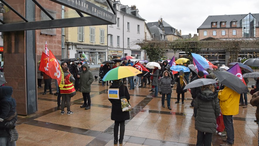 Environ 80 personnes se se sont retrouvées ce samedi devant la mairie à Rodez pour réclamer la paix en Ukraine.