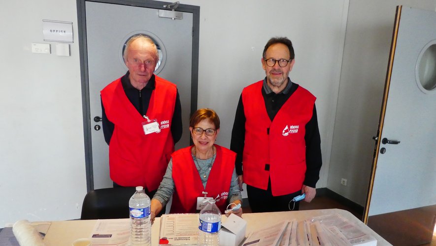 Les bénévoles assurant le pré-accueil : Liliane et Daniel Féral, Jean Raynal (absente sur la photo : Simone Barrau).
