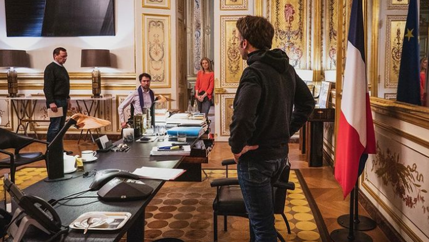 Emmanuel Macron regarde dans les yeux de Pierre Soulages à l'Elysée.