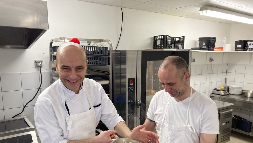 Christophe Chaillou,  en cuisine, prodigue  ses conseils aux apprentis.