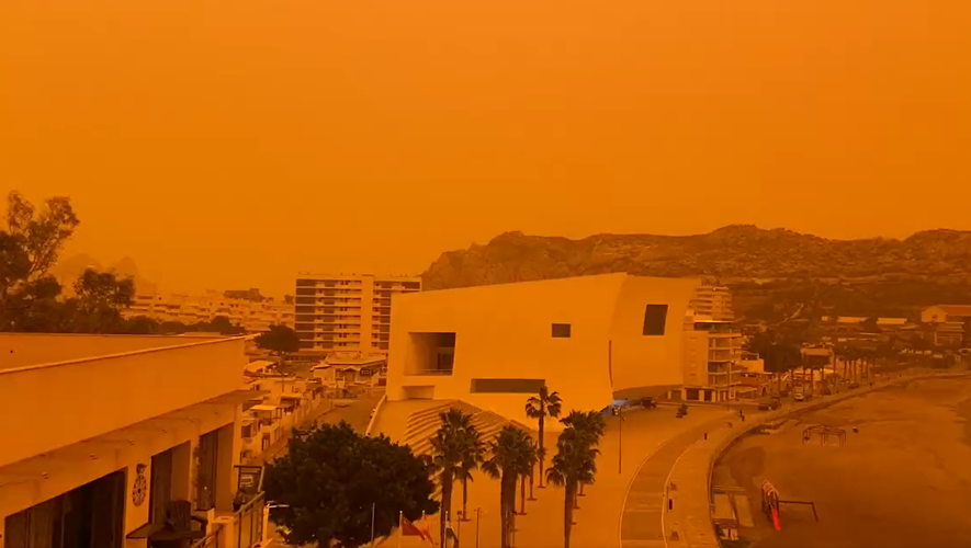 En Espagne, dans la région de Murcie, le ciel est devenu jaune et ocre à cause des poussières du Sahara ce lundi 14 mars 2022. 