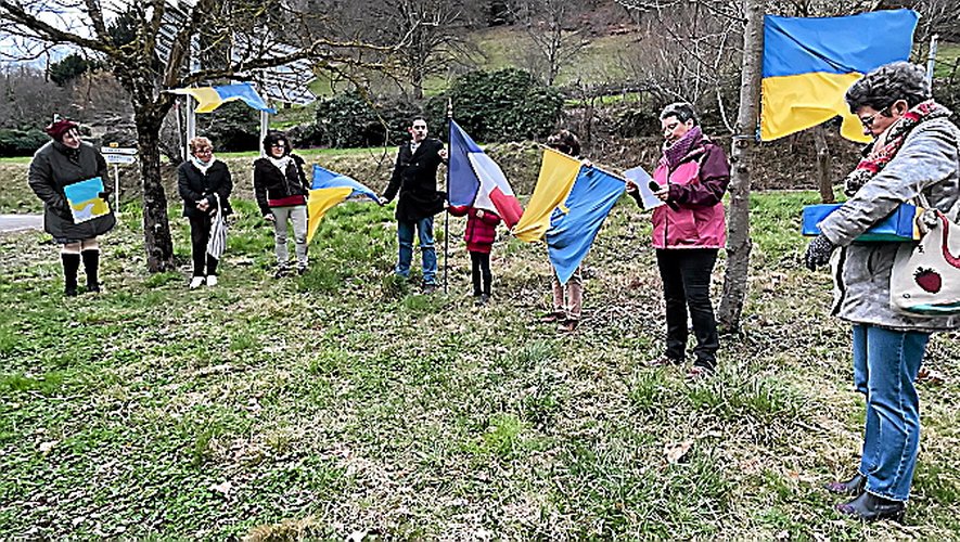 Un rassemblement sous les couleurs de l’Ukraine, de la France et du village d’Estaing.