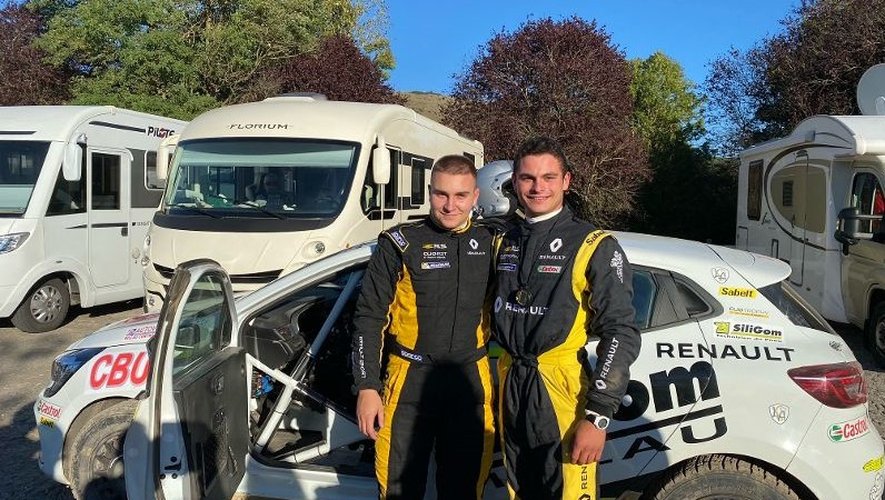Thomas Mouysset et Lucas Gineste devant leur Clio sur laquelle ils vont participer aux différents rallyes sur terre.
