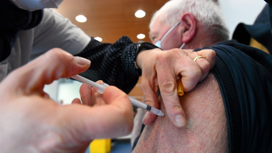 En France, la 4e dose de vaccin est ouverte exclusivement aux personnes immunodéprimées et aux plus de 80 ans.