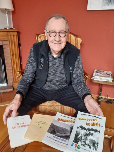 Roger Lajoie-Mazenc avec les livres qu’il a écrits sur l’Algérie.
