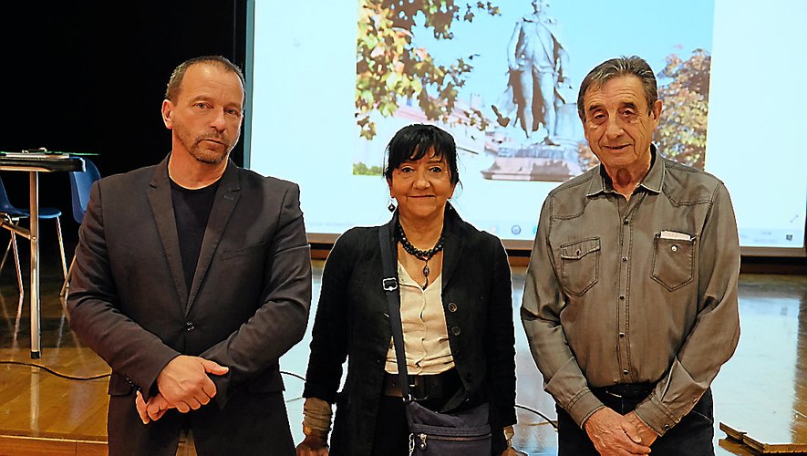 Jérôme Vialaret, conférencier (à gauche) accompagné de Claude Cavagnac, présidente et Jean- Marie, membre de l’association.