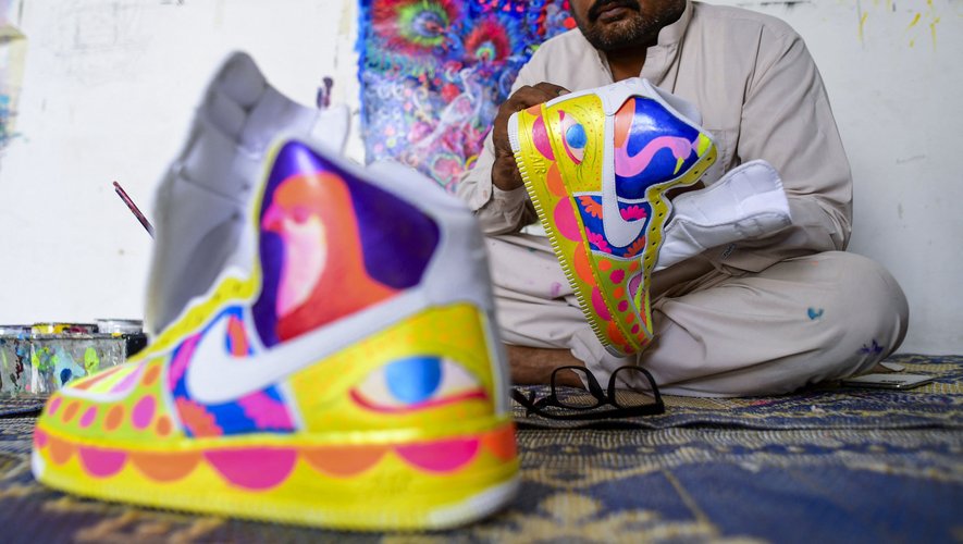Haider Ali, l'un des virtuoses pakistanais du "truck art", a maintenant décidé de le transposer sur des baskets.