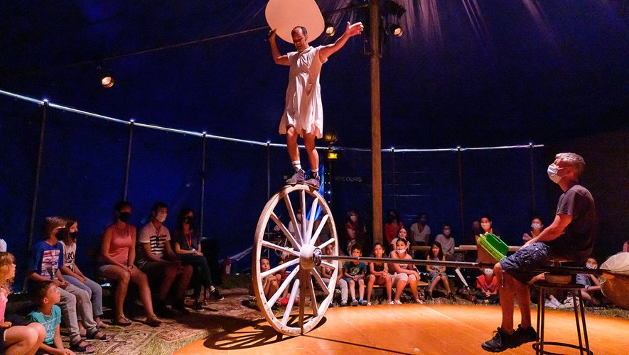Le cirque Piètre sur scène.