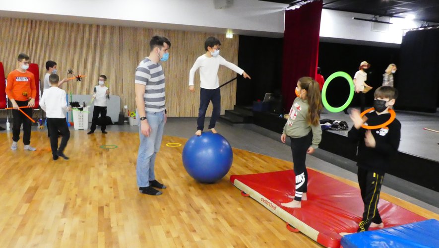 Des enfants participant à des ateliers d’équilibre, de jongleries…