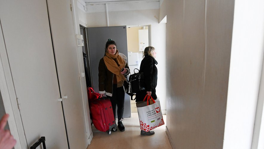 Tatiana et Olena découvrent leur nouveau chez soi : un appartement HLM, dans le quartier de Gourgan.