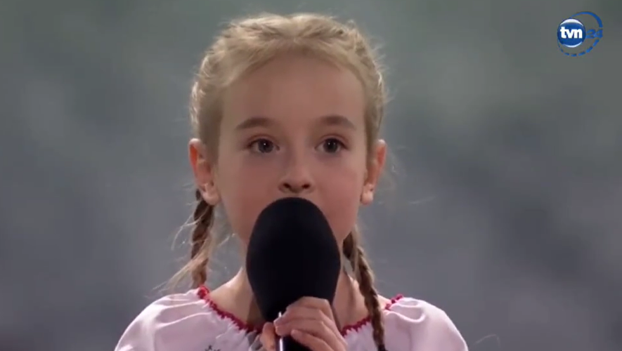 Wideo – Ukraina: Mała dziewczynka, która śpiewała w piwnicy Kijowa, trafia na scenę w Polsce