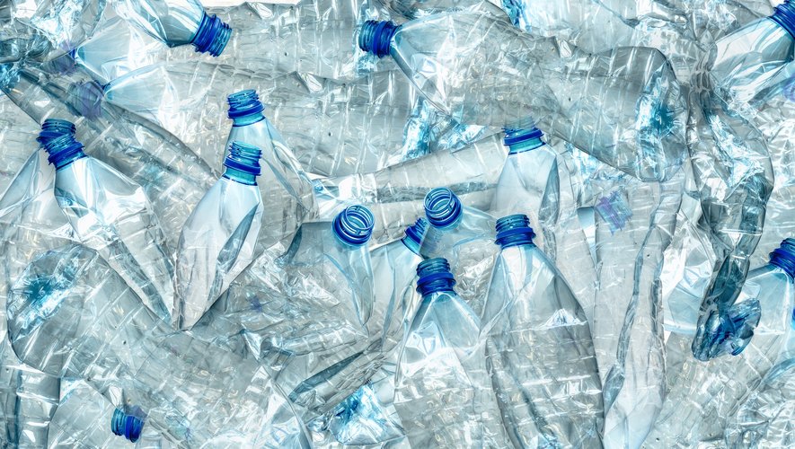 Il y aurait plus de produits chimiques qui passeraient dans le contenu des bouteilles en plastique recyclé que dans les autres bouteilles