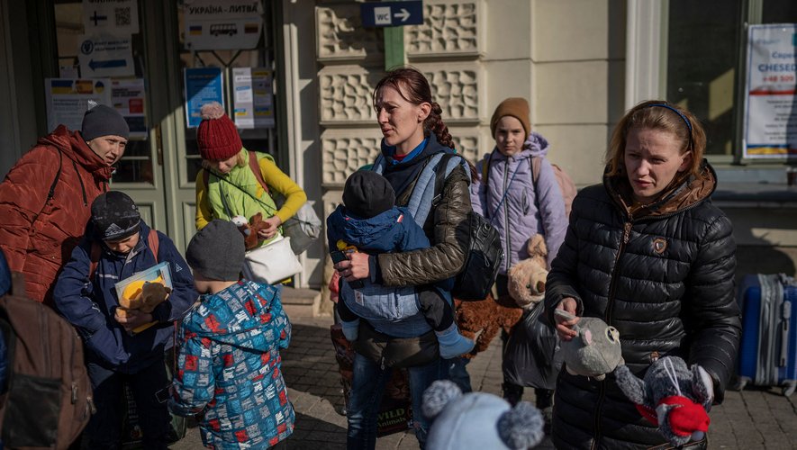 Des réfugiés ukrainiens à l'extérieur de la gare principale de Przemysl (Pologne)