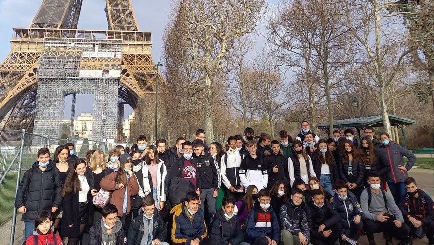 Photo de groupe devant l’incontournable Tour Eiffel.